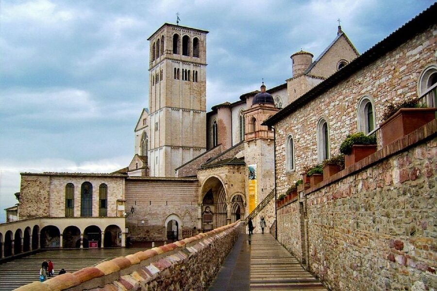 Assisi: Private Walking Tour with St. Francis Basilica - Dress rules and timing details
