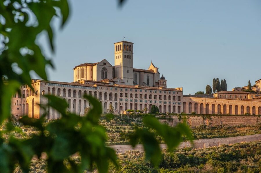 Assisi: Walking Tour with St. Francis Basilica Visit - Starting at Matteotti and seeing the Roman amphitheater