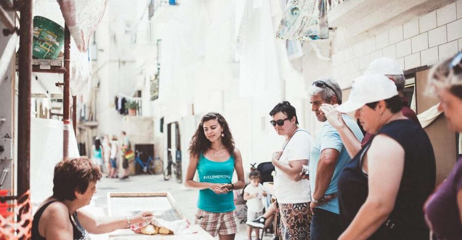 Bari: Guided Walking Tour - Arco Basso and the women who make orecchiette