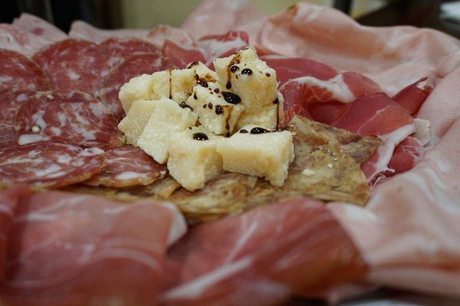 Bologna Food Tour from a local perspective - The Two Towers and a final gelato