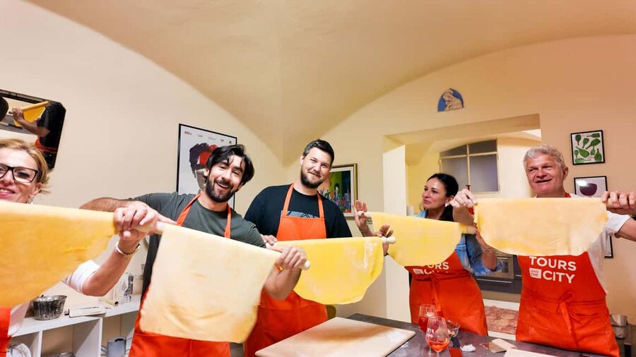 Bologna: Pasta Tagliatelle Ragu Cooking Class with Spritz - Making tagliatelle without a machine