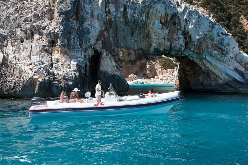 Cala Gonone: Dinghy Excursion to C. Mariolu and C. Goloritzè - Caves, cliffs, and the first stretch of coast