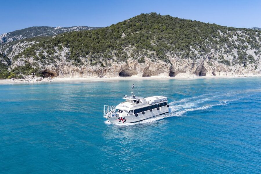 Cala Gonone: Grotta del Bue Marino and Cala Luna Boat Tour - Cala Luna, sand, pebbles, and five caves