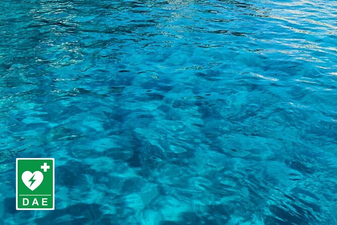 Catamaran tour stops bathing and snorkeling toast with prosecco - What the boat provides on board