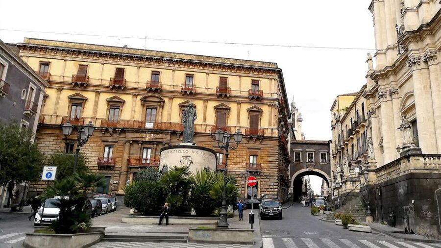 Catania: City Highlights Walking Tour - Piazza Duomo: Catania’s grand opening scene