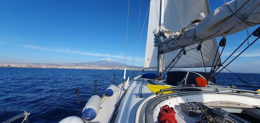Catania: Cyclops Coast Cruise with Appetizer & Snorkeling - The return to Catania and the changing light