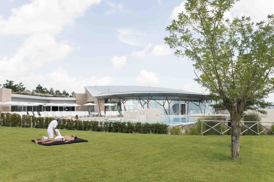 Chianciano Terme: Theia Thermal Pools Entrance Ticket - Moving between the indoor and outdoor pools