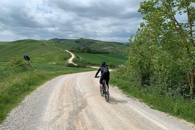 Chianti Delights: A Tale Of Two Wineries With A Vineyard Dinner - Timing, group size, and the sunset promise