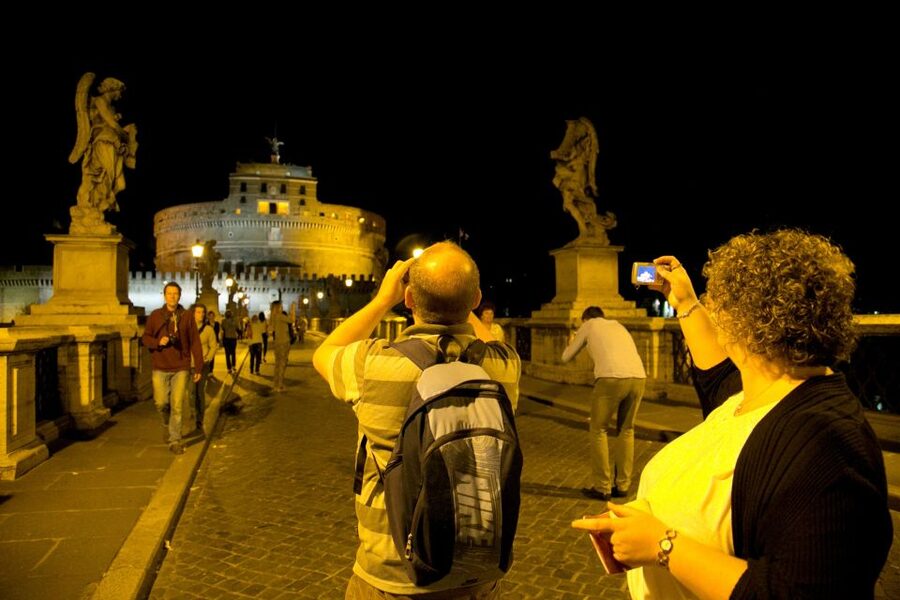 Dark Heart of Rome - Facts, Legend & Mystery Walking Tour - Via Giulia and Piazza Farnese by night