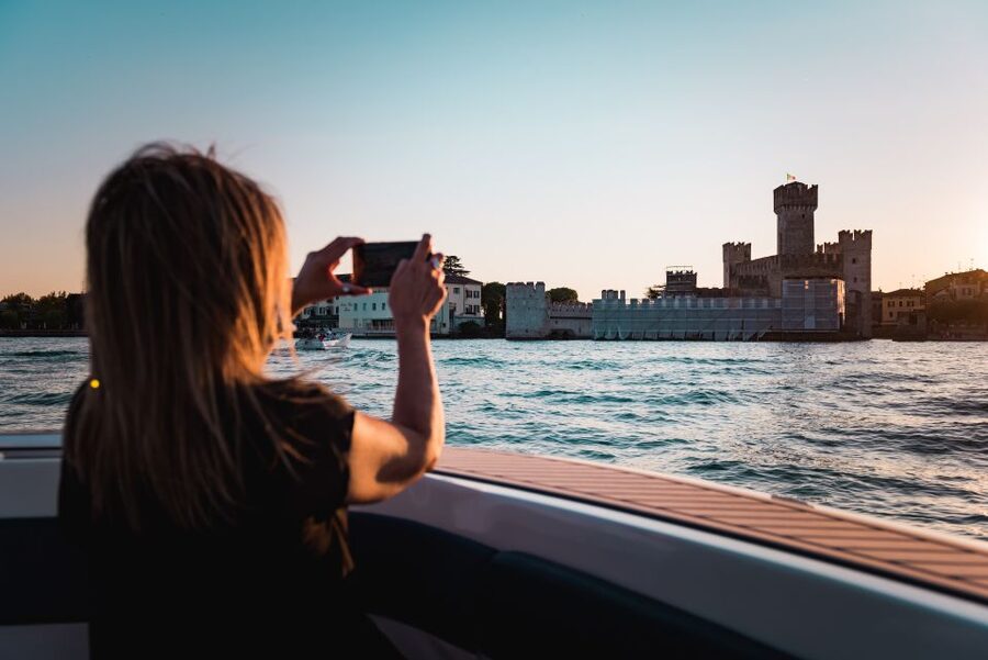 Desenzano del Garda: Sunset Boat Trip at Sunset with Drink - The View of Sirmione From Lake Garda