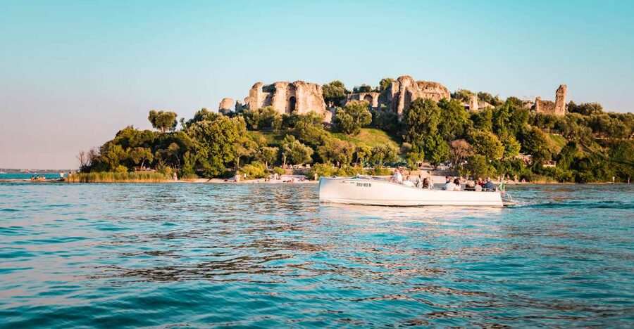 Desenzano del Garda: Sunset Boat Trip at Sunset with Drink - Prosecco, Music, and a Relaxed Mood
