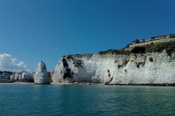 Desirèe experience. Visit of the marine caves of Vieste - Entering the marine caves along the Gargano coast