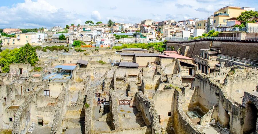 Ercolano: Herculaneum Entry Ticket with Optional Audio Guide - Entering the site with the mobile voucher