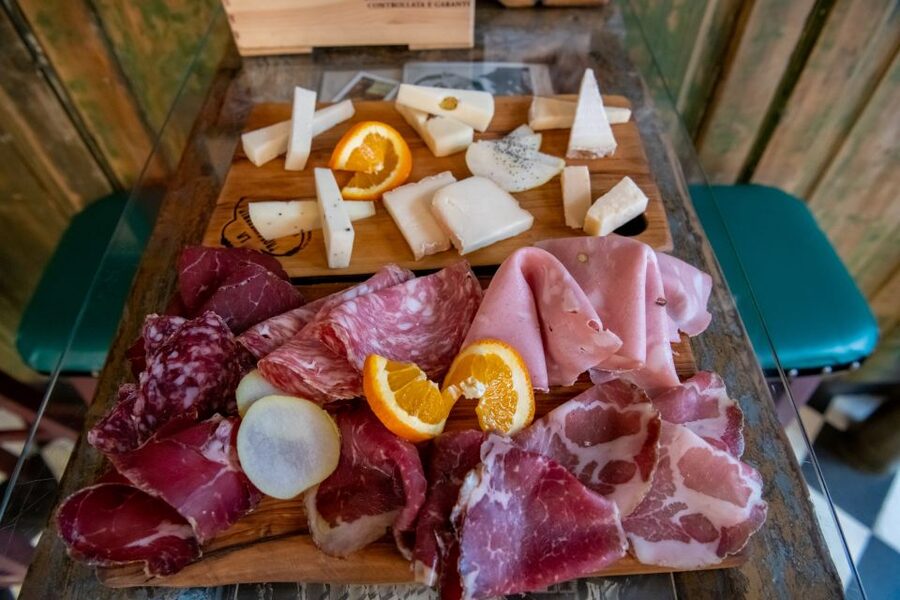 Florence: Flavours of Tuscany Food Tour - Group size, walking, and the social side