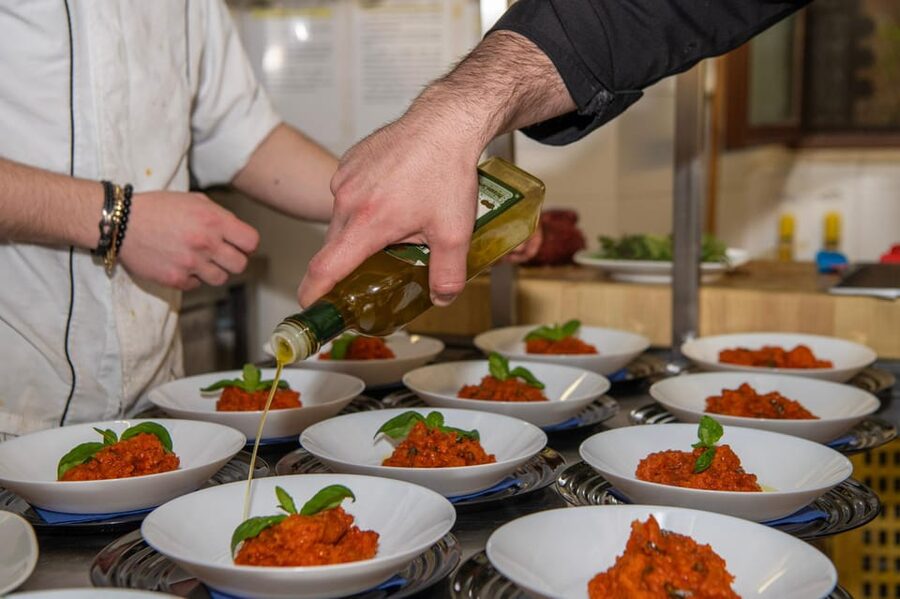 Florence: Guided Food Walking Tour with Tuscan Classics - Guides who make the meal feel social