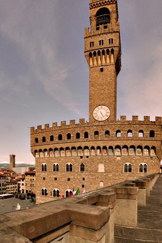 Florence: Palazzo Vecchio Skip-the-Line Entry Ticket - Finding the host beside the Neptune Fountain