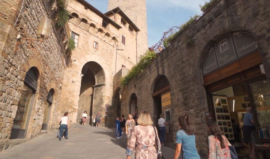 Florence: Pisa, Siena, S. Gimignano, Chianti Wine & Lunch - What the coach and guides add