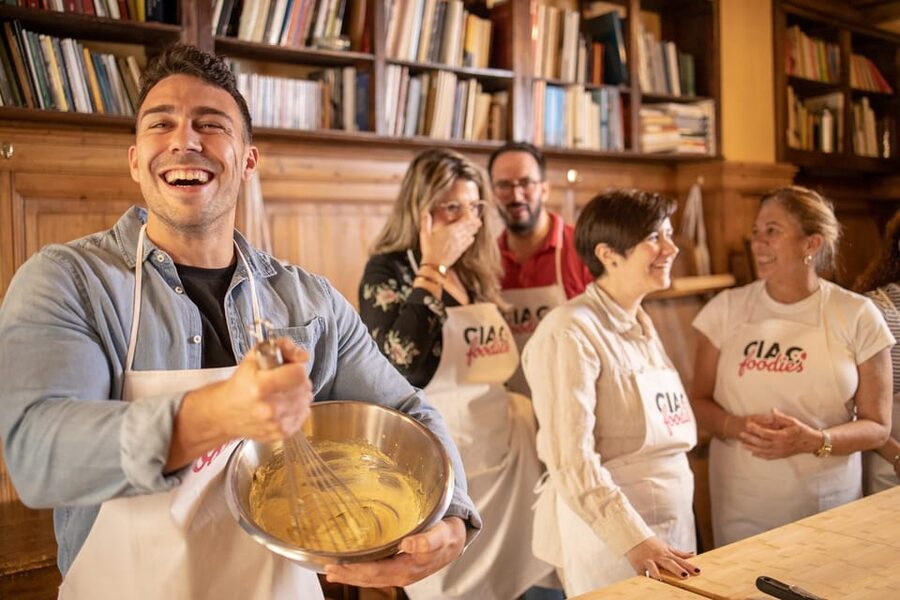 Florence: Pizza and Gelato Experience with Unlimited Wine - Kneading dough and learning the pizza basics