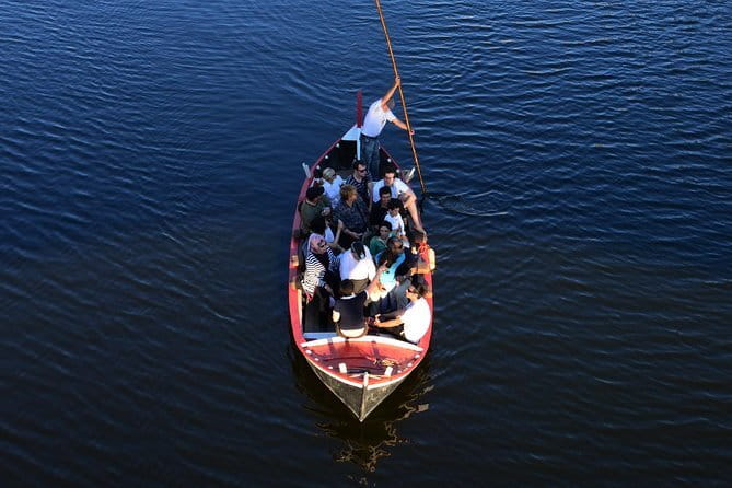 Florence River Cruise on a Traditional Barchetto - Boarding the traditional Florentine barchetto