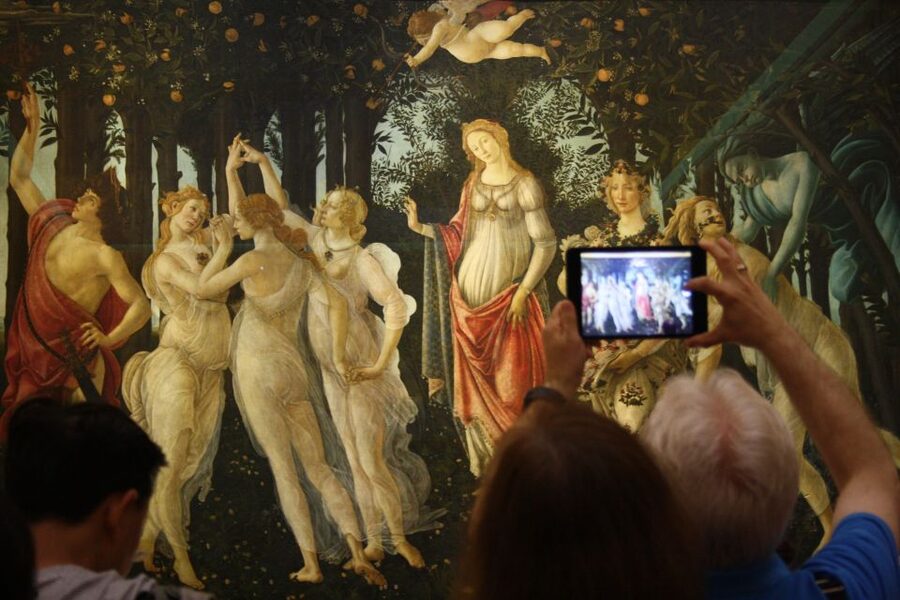 Florence: Uffizi Entry Ticket & Audio Guided Tour with Host - What the audio guide adds