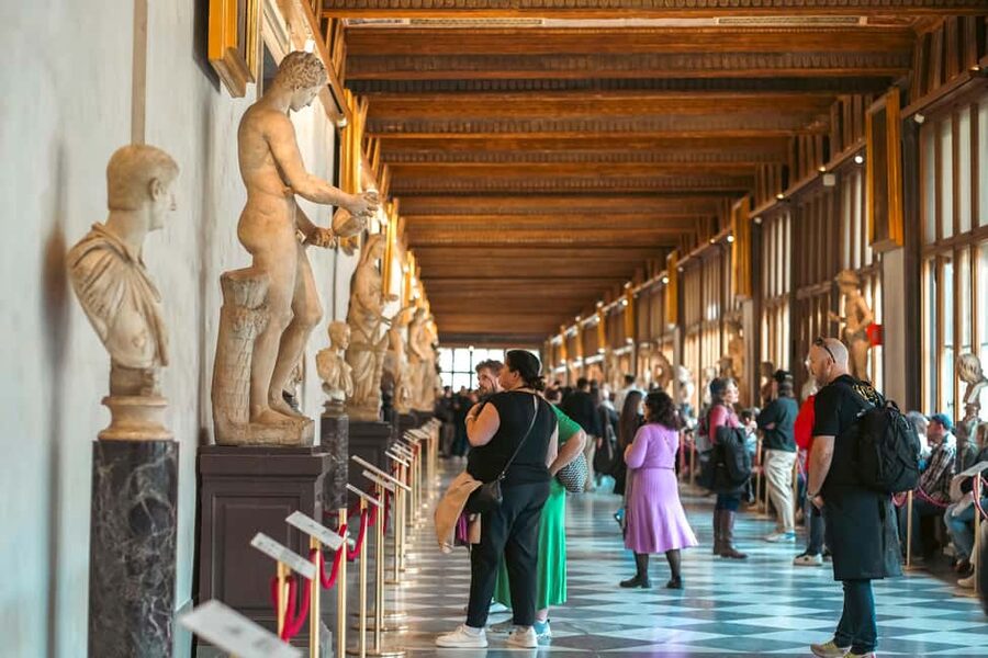Florence: Uffizi Gallery Reserved-Entry VIP Tour - Getting through the Uffizi entrance