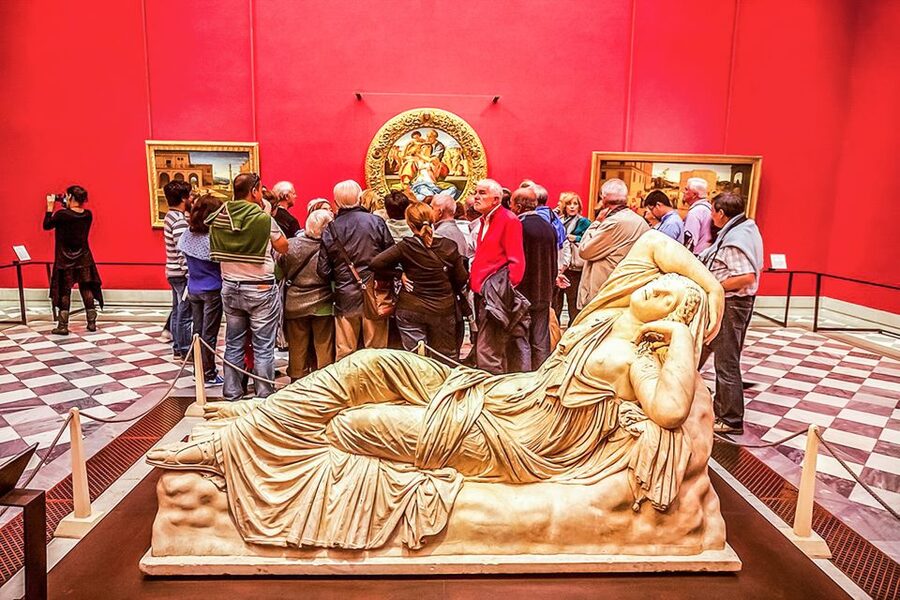 Florence: Uffizi Priority Ticket & Masterpieces Audio App - Using the mobile audio app inside the gallery