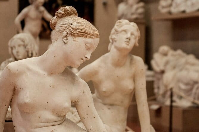 Florence Walking Tour with Accademia, Uffizi & Lunch - Entering the Uffizi with a specialist guide