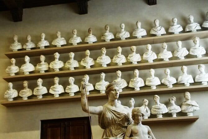 Florence Walking Tour with Accademia, Uffizi & Lunch - Florence’s central streets, from the Medici to the Duomo
