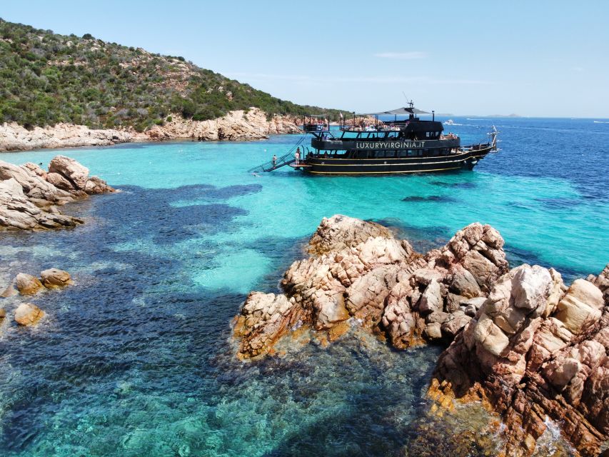From Cannigione: La Maddalena Archipelago Boat Trip - Food, drinks, facilities, and the onboard mood