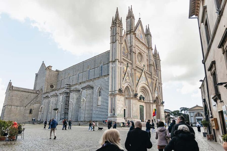 From Florence: Orvieto and Perugia Tour with Church Visits - What the bilingual format means for you