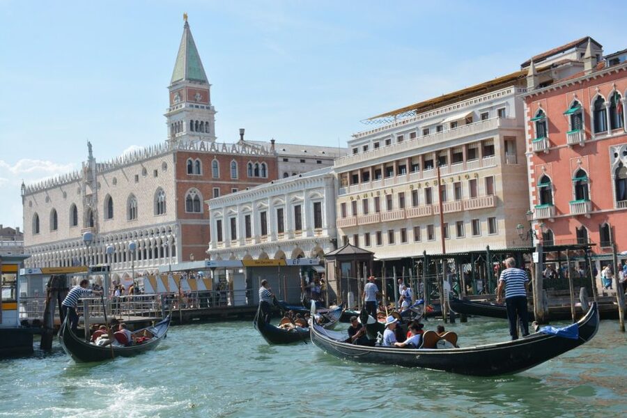 From Lake Garda: Full-Day Guided Group Tour of Venice - Your three and a half hours alone in Venice