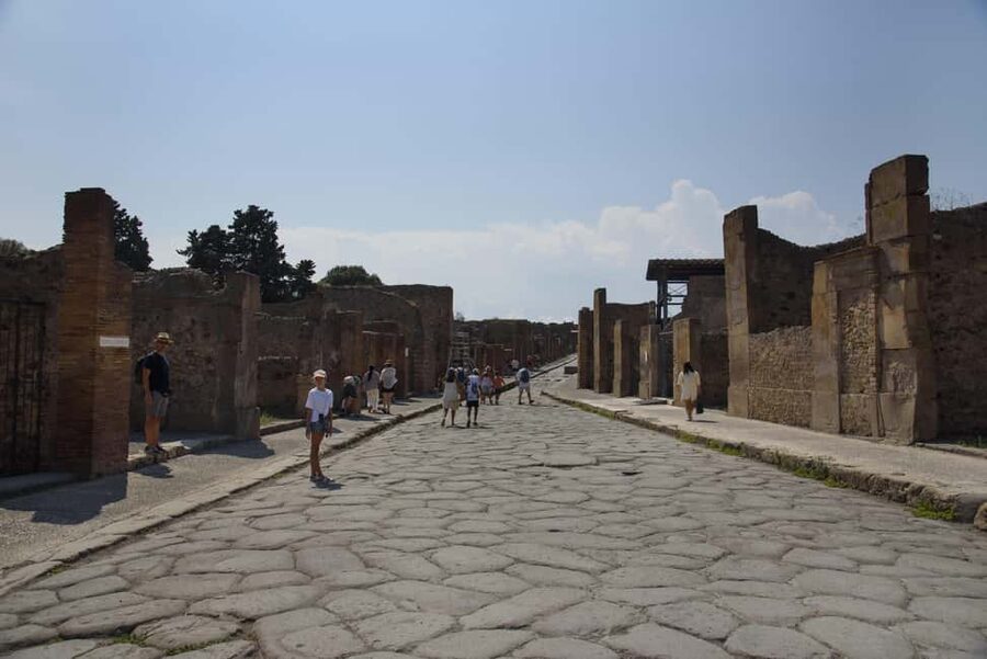 From Naples: Pompeii and Vesuvius Guided Day Trip with Lunch - Frescoes, mosaics, bakeries, and theaters