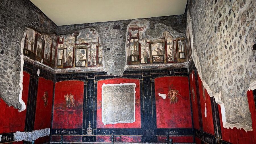 From Naples: Pompeii Guided Tour with Skip-the-Line Tickets - Entering Pompeii through the separate gate