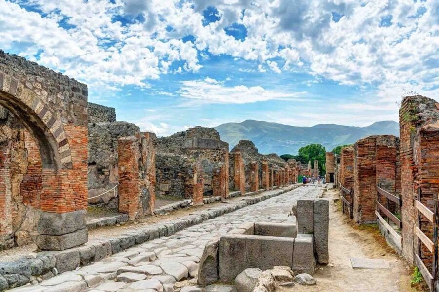 From Naples: Ruins of Pompeii - Key points at a glance