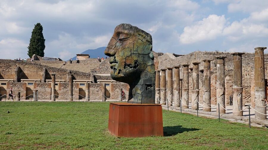 From Sorrento: Day Tour to Pompeii Ruins and Mount Vesuvius - Languages, groups, and the guide experience