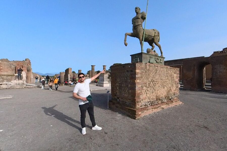 From Sorrento: Pompeii and Vesuvius Guided Tour with Lunch - Pizza lunch with a view of the volcano