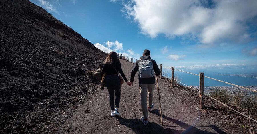 From Sorrento: Pompeii and Vesuvius Guided Tour with Lunch - How the guides shape the experience