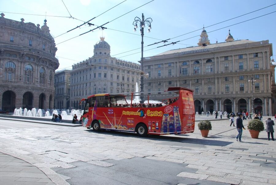 Genoa: Hop-on Hop-off Tour Ticket - The red Historical Route, from the Aquarium to the Lighthouse