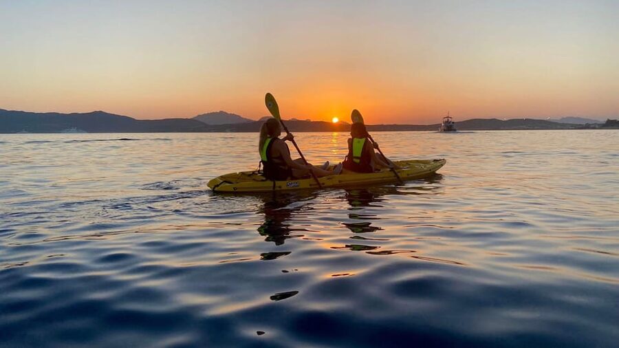 Golfo Aranci: Small group Kayak tour with Aperitif &dolphins - Morning or sunset?
