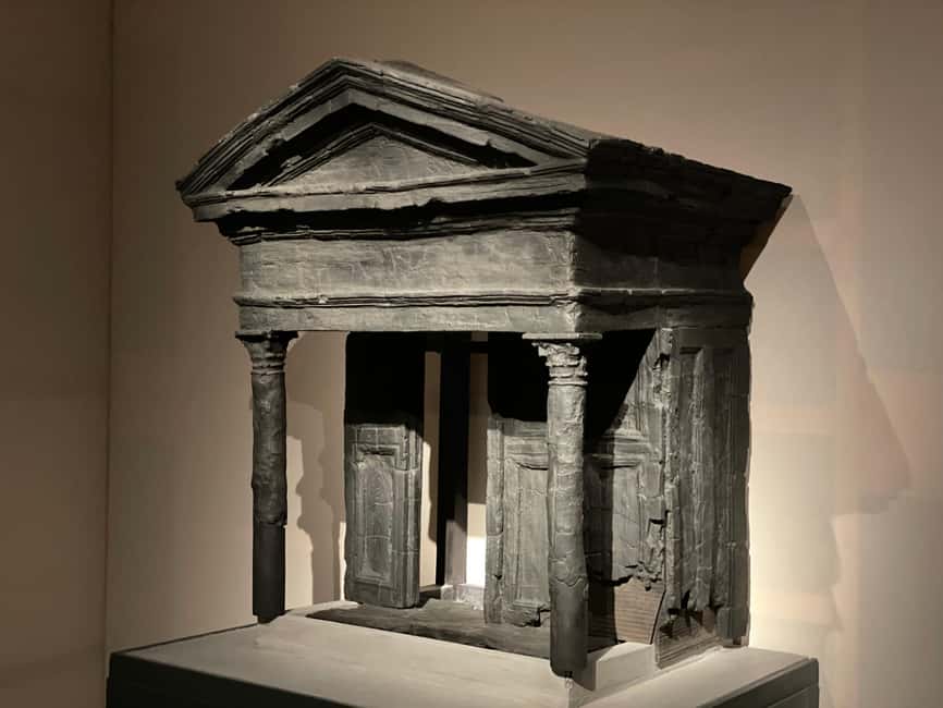 Herculaneum: Tickets & Tour with a Local Archaeologist - House of Neptune and Amphitrite: mosaics and household detail
