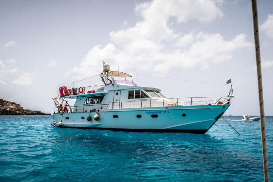 Lampedusa: Yacht excursion, swimming stops and typical lunch - Why a boat is the right way to see Lampedusa