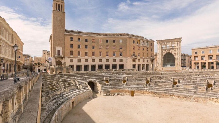 Lecce guided tour with underground discoveries - Corso Vittorio Emanuele and the city between the monuments