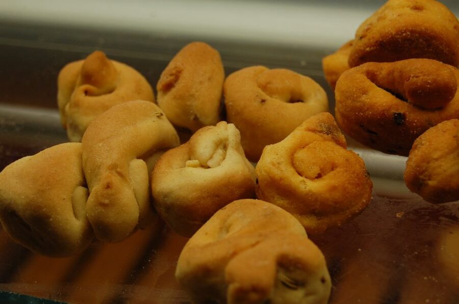 Lecce: Street Food Tasting and Sightseeing Tour - Piazza Duomo, a square with an unusual shape