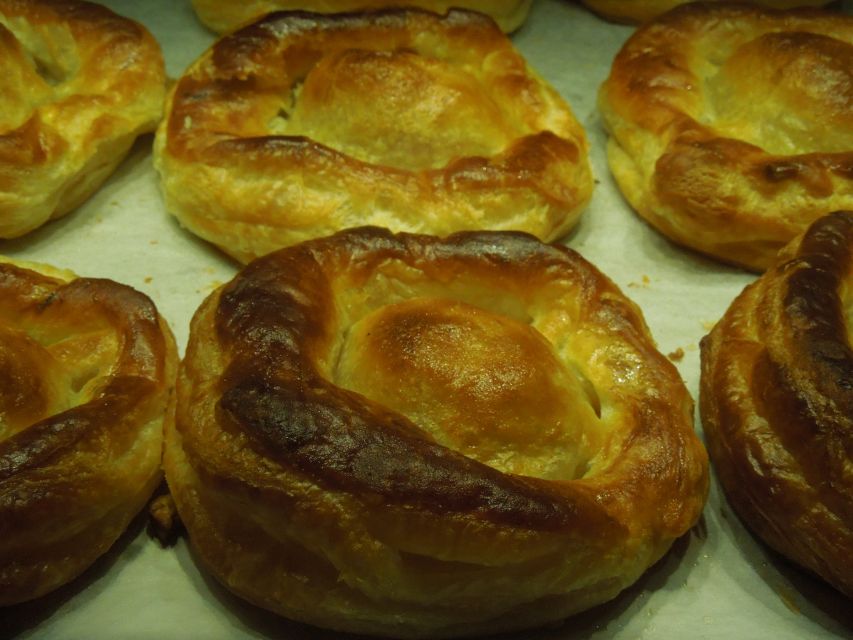 Lecce: Street Food Tasting and Sightseeing Tour - Porta Napoli and the stories behind the monuments