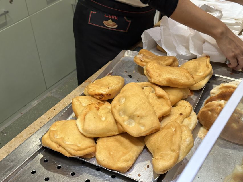Milan: Guided Street Food Walking Tour with Food Tasting - Milan’s landmarks between bites