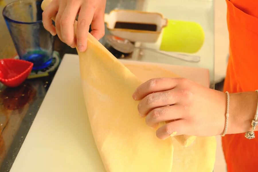 Milan: Pasta, Ravioli, and Gelato Class in a Glamorous Home - Choosing between gelato and tiramisu