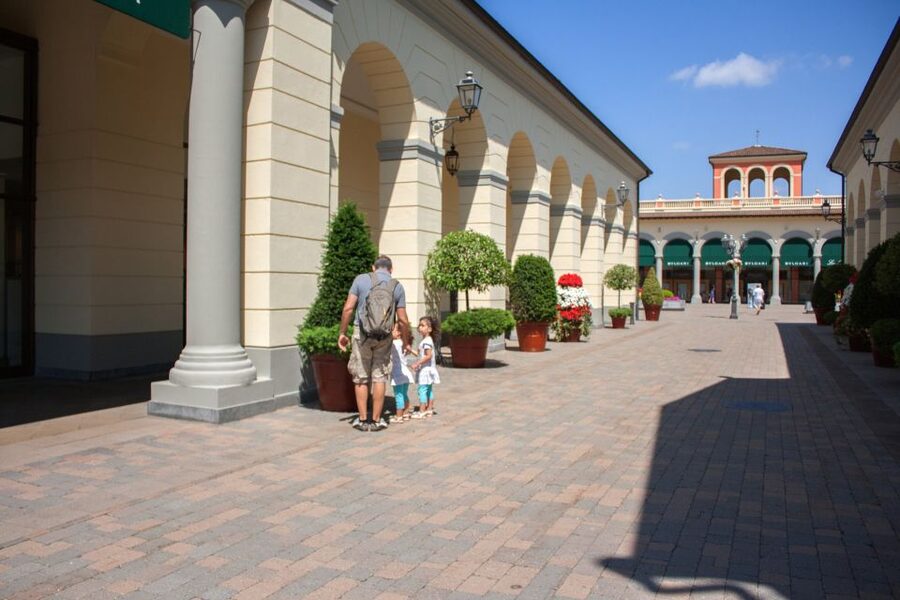 Milan: Serravalle Designer Outlet Roundtrip Bus Transfer - The 90-minute ride to Serravalle