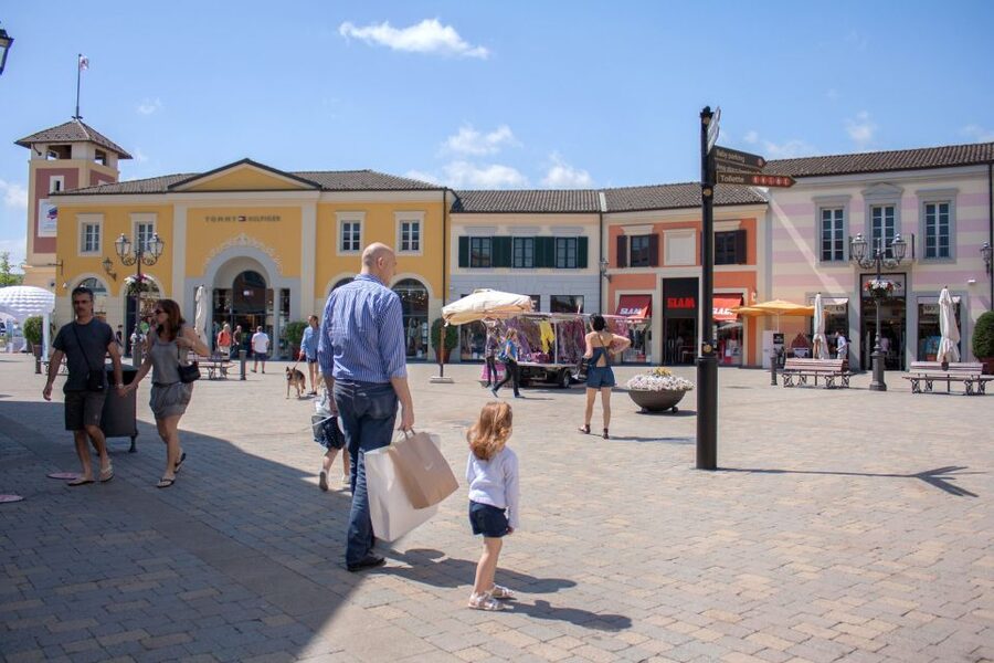 Milan: Serravalle Designer Outlet Roundtrip Bus Transfer - Six hours among Italian designer brands