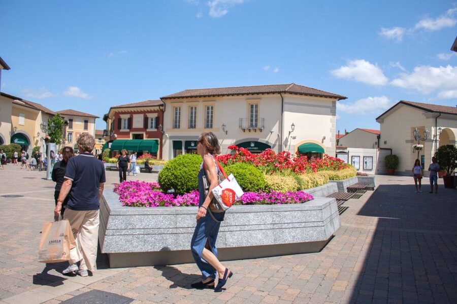 Milan: Serravalle Designer Outlet Roundtrip Bus Transfer - Who should book this experience?