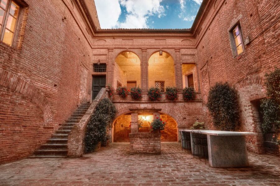 Montalcino: Brunello Wine Tasting & Lunch in a Tuscan Castle - The meeting point deserves careful attention